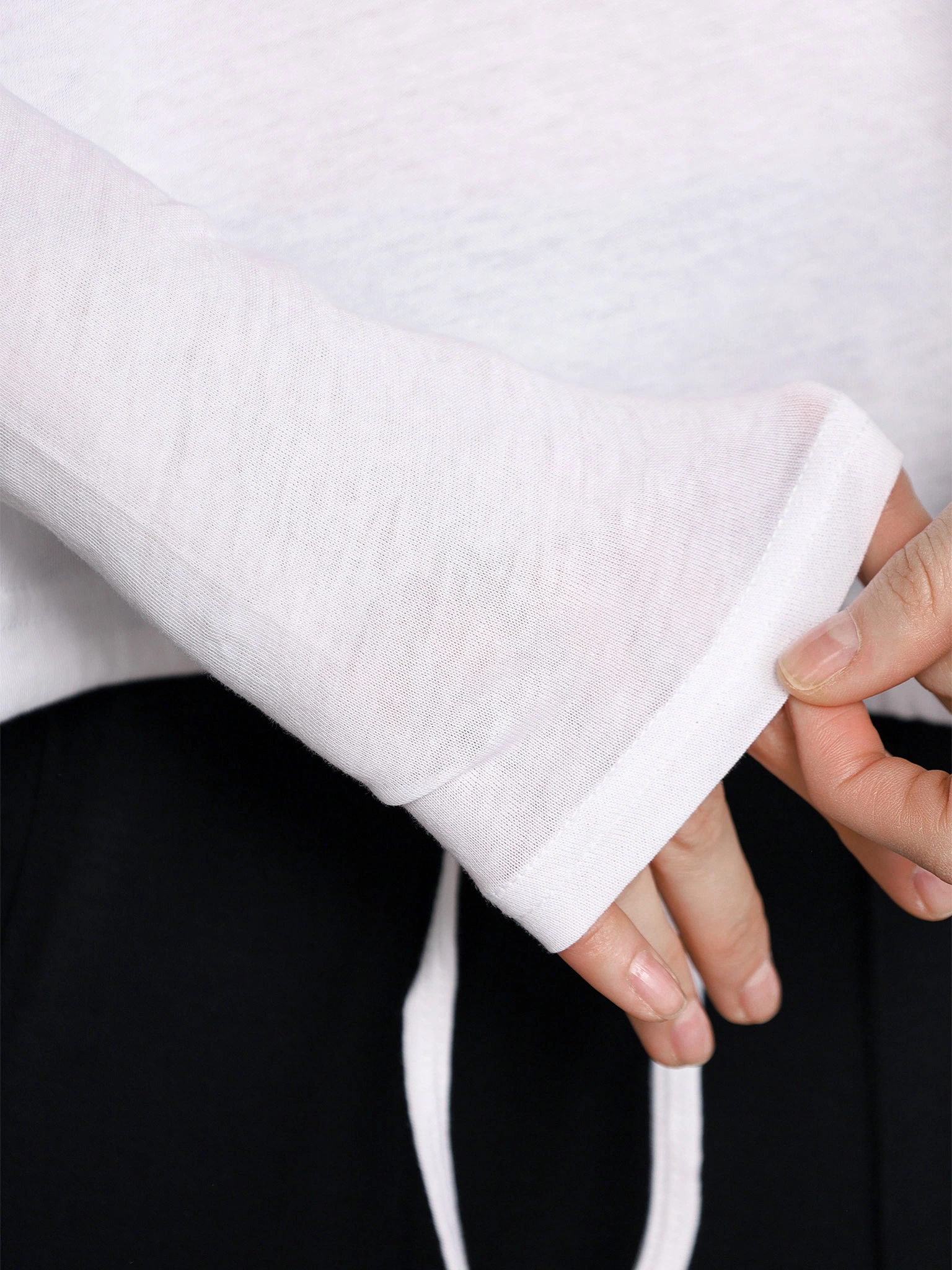 Футболка белого цвета из хлопка с капюшоном